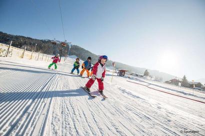 skifahren-fuer-die-kleinsten-im-pletzi-park-buchensteinwand_-Sportalpen.jpg